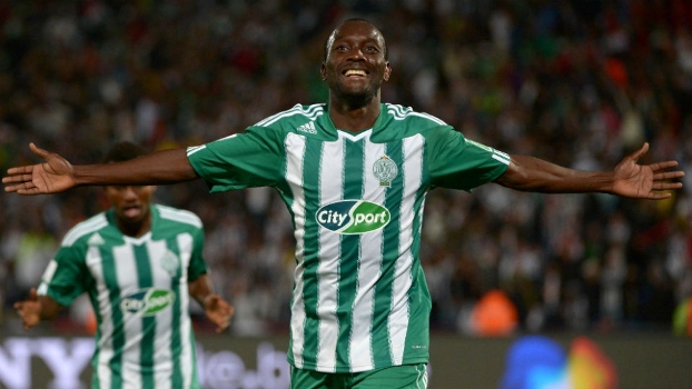 Mabide comemora o terceiro gol do Raja: passada a alegria, a preocupação com o pai desaparecido Mabide comemora o terceiro gol do Raja: passada a alegria, a preocupação com o pai desaparecido