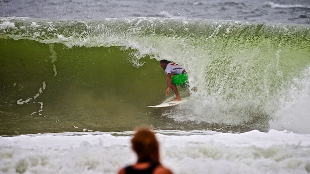 Michel Burez preferiu surfar na maré seca e garantiu a primeira vaga nas Semis