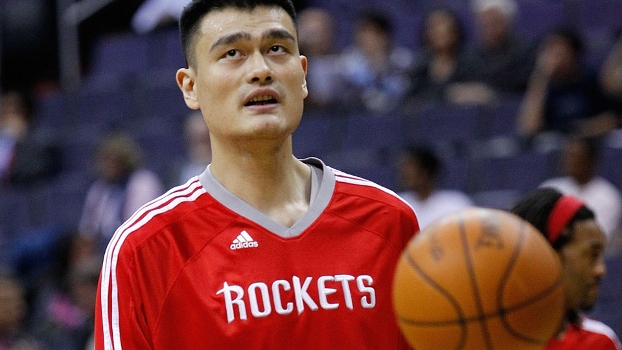 Yao Ming, com seus 2,29m, se destacou pelo Houston Rockets Yao Ming, com seus 2,29m, se destacou pelo Houston Rockets