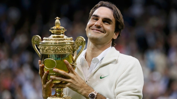 Roger Federer sorri após erguer a taça de Wimbledon 2012 Roger Federer sorri após erguer a taça de Wimbledon 2012