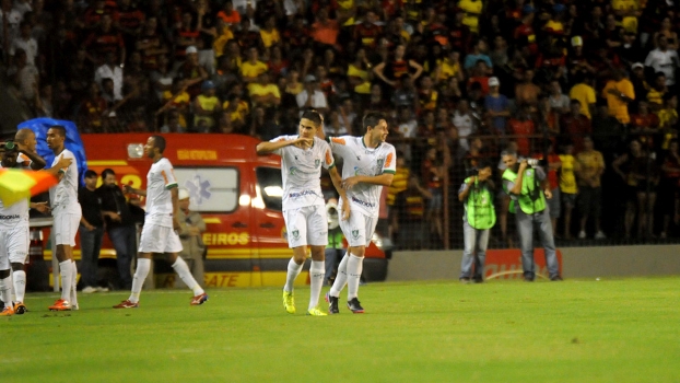 O lateral Elsinho comemora o primeiro gol do América-MG na vitória de 3 a 1 sobre o Sport