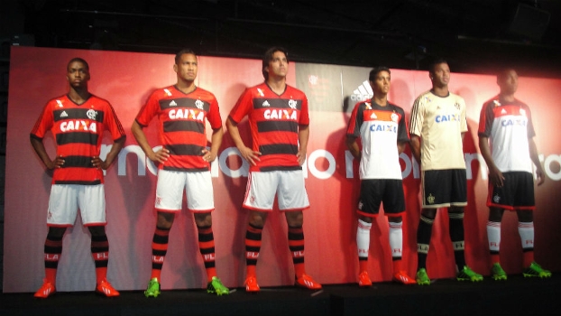 Jogadores posam com a nova camisa do Flamengo