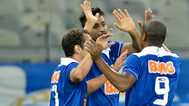 Éverton Ribeiro comemora com Léo, autor do primeiro gol, e Borges, que fez o terceiro do Cruzeiro