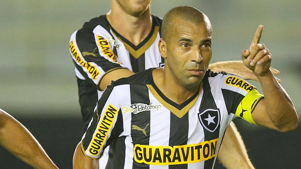 Emerson Sheik foi capitão do Botafogo diante do Vitória e marcou um bonito gol Emerson Sheik foi capitão do Botafogo diante do Vitória e marcou um bonito gol