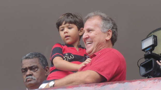 Zico com o neto Felipe do colo na Gávea