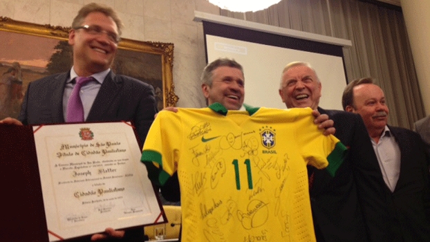 Valcke segura placa de título concedido a Blatter; ao lado de dele, o presidente da CBF, José Maria Marin, sorri Valcke segura placa de título concedido a Blatter; ao lado de dele, o presidente da CBF, José Maria Marin, sorri
