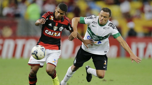 Márcio Araújo e Carlinhos dividem a bola no Maracanã