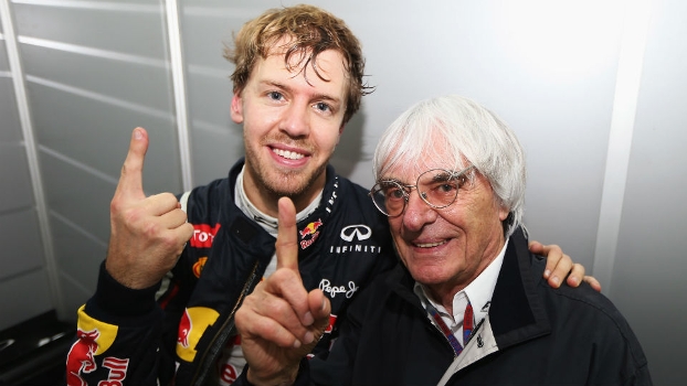 Bernie Ecclestone, chefão da F-1, imita o gesto característico do tricampeão Sebastian Vettel