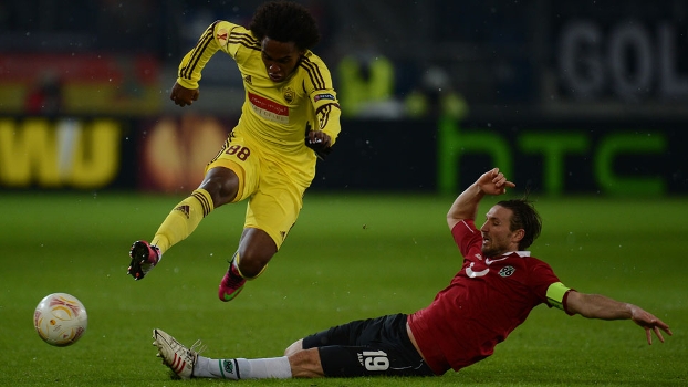 Willian foge da marcação de Schulz: time do brasileiro avançou na Europa League
