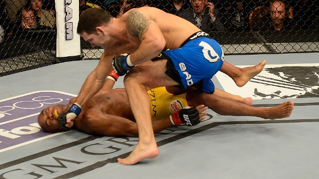 Anderson Silva no chão; Chris Weidman nocauteou o brasileiro no UFC 162