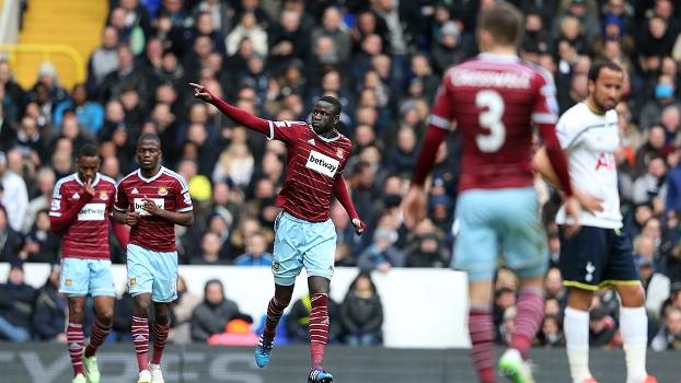 Kouyate comemora ao abrir o placar em White Hart Lane Kouyate comemora ao abrir o placar em White Hart Lane