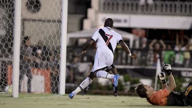 Edmilson corre para comemorar após marcar o segundo gol do Vasco em São Januário