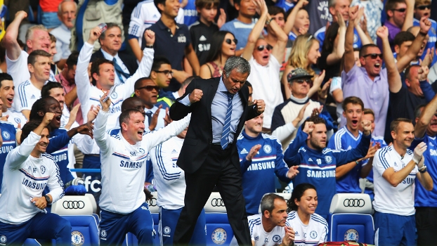 Com a torcida ao fundo, Mourinho comemora gol do Chelsea contra o Hull