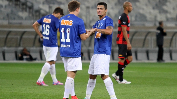 10ª RODADA - Cruzeiro 3 x 1 Vitória - Contra um time recuado, Cruzeiro encontrou dificuldades até o Vitória fazer um gol contra bizarro de Alemão