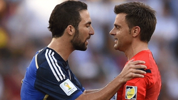 Higuain conversa com o juiz após gol bem anulado