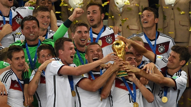 Jogadores da Alemanha com a taça da Copa do Mundo de 2014