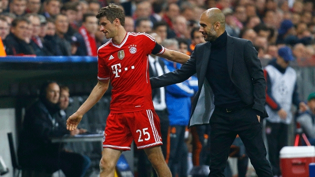 Guardiola cumprimenta Muller: Bayern de Munique foi eliminado de maneira humilhante pelo Real Madrid Guardiola cumprimenta Muller: Bayern de Munique foi eliminado de maneira humilhante pelo Real Madrid