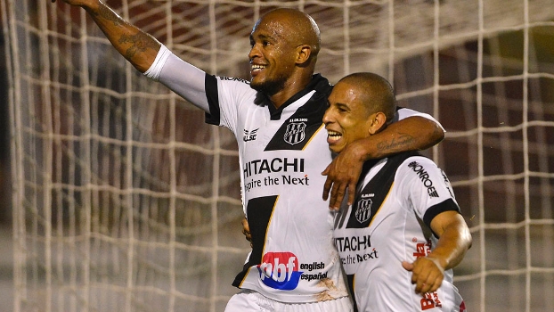 Aleksandro (a esq.) marcou dois dos três gols da Ponte sobre a Portuguesa Aleksandro (a esq.) marcou dois dos três gols da Ponte sobre a Portuguesa