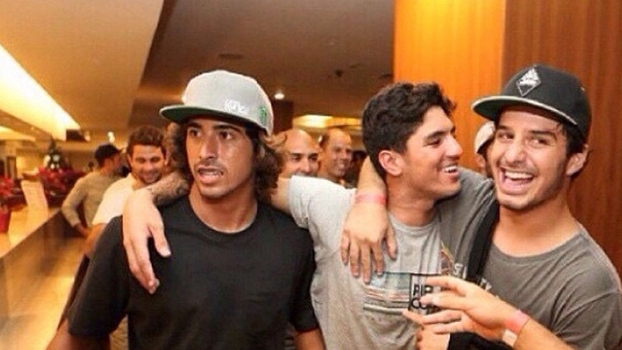 Ricardo Santos com o campeão Gabriel Medina; Ricardinho foi baleado nesta segunda-feira Ricardo Santos com o campeão Gabriel Medina; Ricardinho foi baleado nesta segunda-feira