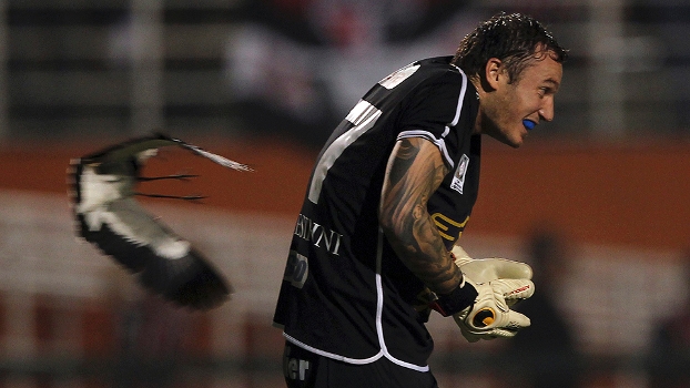 Cristian Vampestrini, goleiro do Arsenal Sarandí, se assusta com quero-quero no empate com o São Paulo no Pacaembu Cristian Vampestrini, goleiro do Arsenal Sarandí, se assusta com quero-quero no empate com o São Paulo no Pacaembu