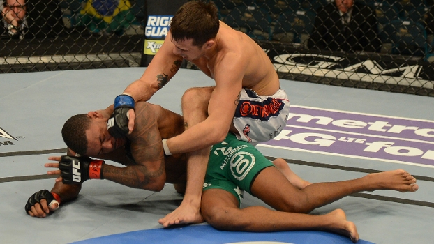 Myles Jury dominou a luta contra Michael Johnson no chão Myles Jury dominou a luta contra Michael Johnson no chão