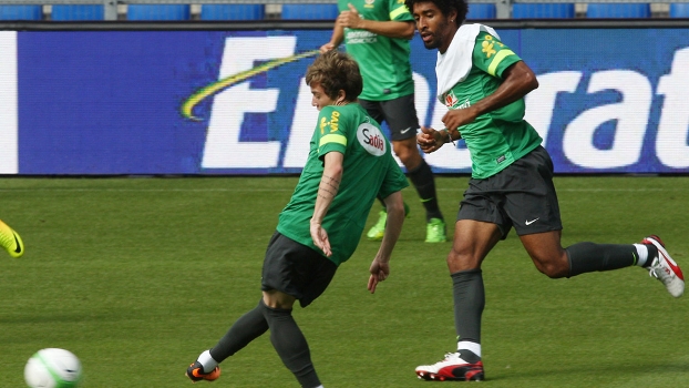 Bernard dá passe em treino da seleção na Suíça Bernard dá passe em treino da seleção na Suíça