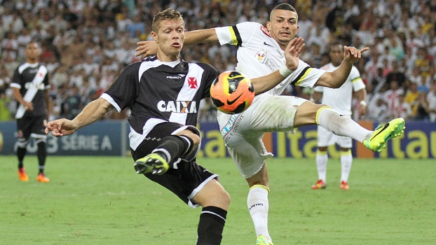 Eficiente nos desarmes,  Alison disputa um  lance com o vascaíno Marlone no Maracanã