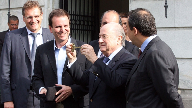 Sob os olhares de Valcke, Blatter recebe a chave do Rio de Janeiro de Sérgio Cabral e Eduardo Paes Sob os olhares de Valcke, Blatter recebe a chave do Rio de Janeiro de Sérgio Cabral e Eduardo Paes