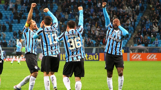 Barcos e seus colegas comemoram o segundo gol do Grêmio contra o Cruzeiro Barcos e seus colegas comemoram o segundo gol do Grêmio contra o Cruzeiro