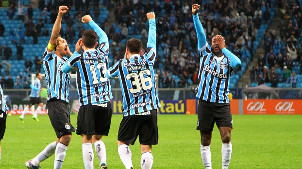 Barcos e seus colegas comemoram o segundo gol do Grêmio contra o Cruzeiro