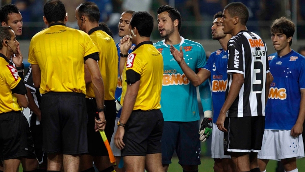 Jogadores do Atlético e do Cruzeiro discutem: tensão dentro e fora de campo no Independência Jogadores do Atlético e do Cruzeiro discutem: tensão dentro e fora de campo no Independência