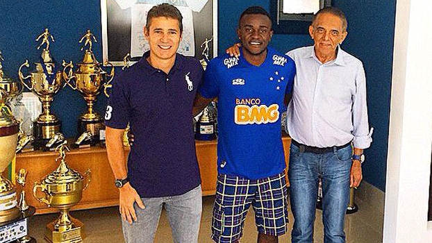Joel já posou com a camiseta cruzeirense nesta terça-feira Joel já posou com a camiseta cruzeirense nesta terça-feira