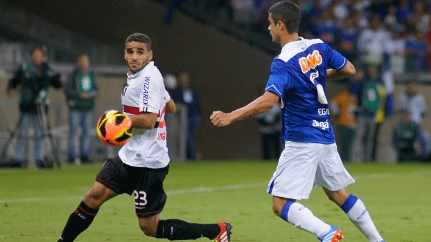 Douglas marcou o primeiro gol do São Paulo na partida Douglas marcou o primeiro gol do São Paulo na partida