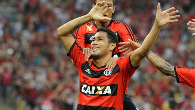 Hernane comemora gol do Flamengo sobre o Cruzeiro, pela 38ª rodada do Campeonato Brasileiro, em 07/12/2013