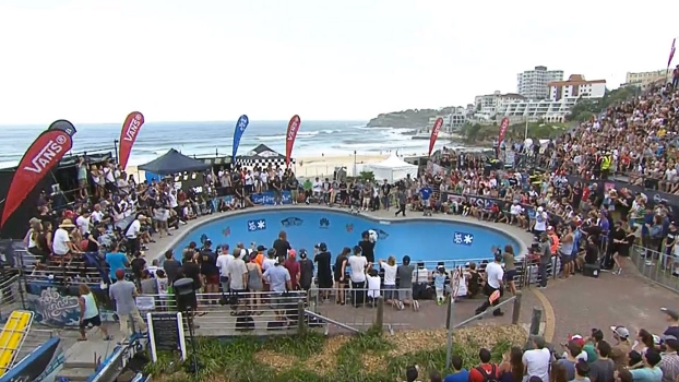 Rampa lotada na final do Bowl-A-Rama de Bondi Beach Rampa lotada na final do Bowl-A-Rama de Bondi Beach