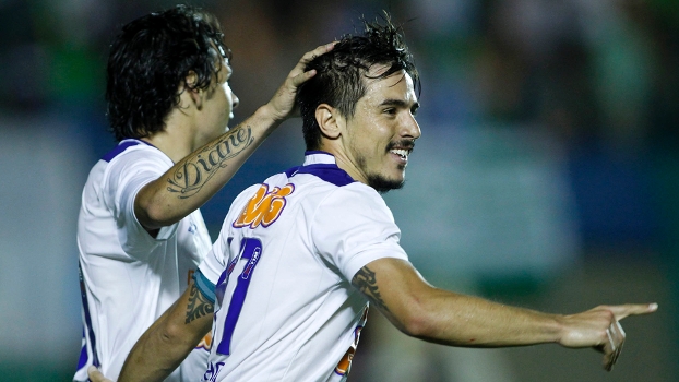 Willian comemora: atacante fez dois gols na vitória do Cruzeiro sobre o Goiás no Serra Dourada Willian comemora: atacante fez dois gols na vitória do Cruzeiro sobre o Goiás no Serra Dourada