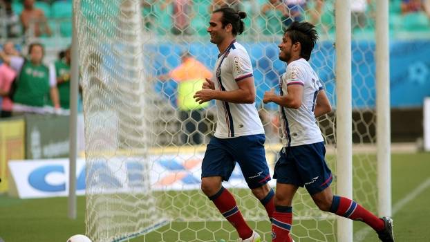 Léo Gamalho comemora gol do Bahia