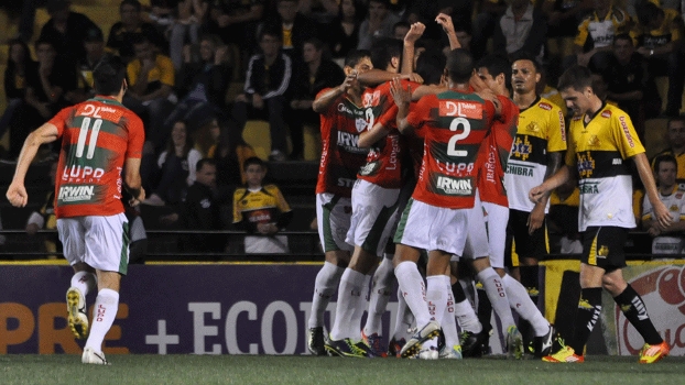 Jogadores da Portuguesa comemoram vitória sobre o Criciúma, fora de casa