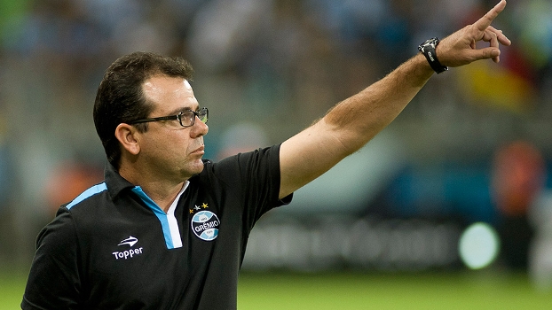 Enderson Moreira passa orientações durante jogo contra o Aimoré Enderson Moreira passa orientações durante jogo contra o Aimoré