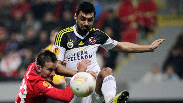 Fenerbahce foi melhor mesmo jogando na República Tcheca e vai decidir a vaga em casa 