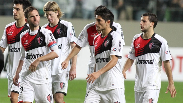 Atletas do Newell's deixam o gramado do Independência após a eliminação