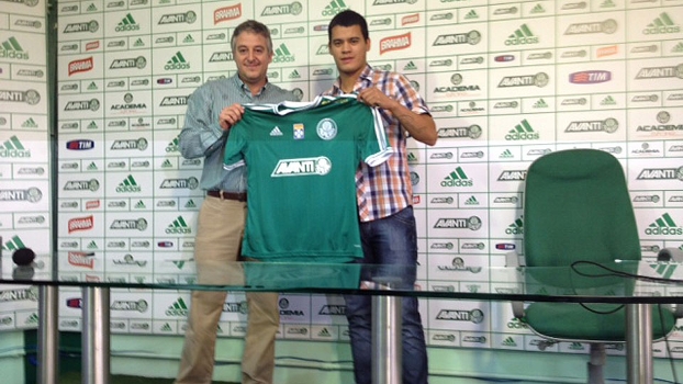 Novo atleta palmeirense foi apresentado pelo presidente Paulo Nobre Novo atleta palmeirense foi apresentado pelo presidente Paulo Nobre