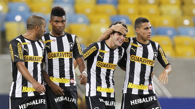 Jogadores do Botafogo comemoram o gol de Lodeiro, que abriu o placar no Maracanã