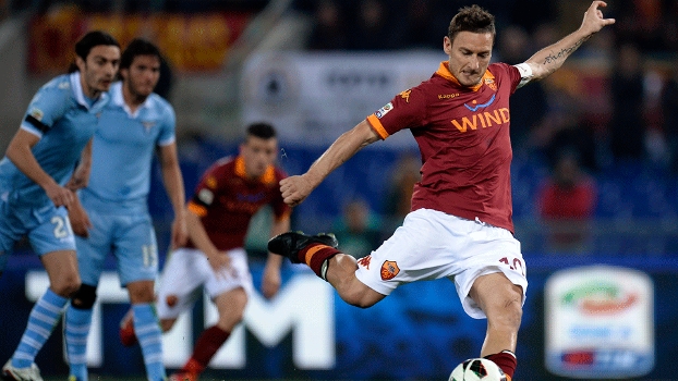 Totti descontou de pênalti Totti descontou de pênalti