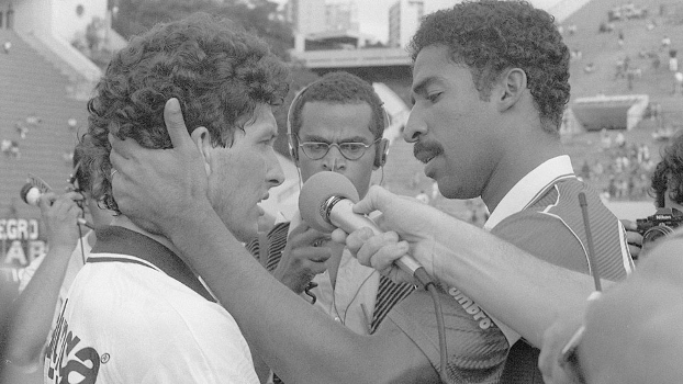 Gérson (à dir.), pelo Internacional, cumprimenta Marcio, do Corinthians, no Brasileiro de 1992 Gérson (à dir.), pelo Internacional, cumprimenta Marcio, do Corinthians, no Brasileiro de 1992