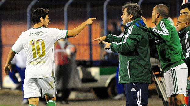 Valdivia comemora com o banco do Palmeiras; chileno foi um dos destaques na vitória sobre o Avaí fora de casa