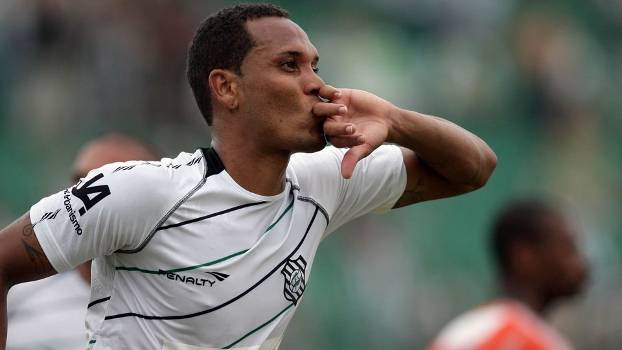 Zagueiro jogou no Figueirense, onde foi comandado por Vinicius Eutrópio Zagueiro jogou no Figueirense, onde foi comandado por Vinicius Eutrópio