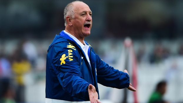 Felipão orienta a equipe em duelo diante da Sérvia