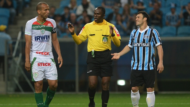 Árbitro Jailson Macedo de Freitas polemizou na partida entre Grêmio e Portuguesa Árbitro Jailson Macedo de Freitas polemizou na partida entre Grêmio e Portuguesa