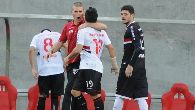 Aloísio abraça Autuori depois de anotar o gol da vitória do São Paulo